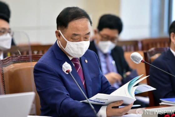[2020국감] 홍남기 “가상화폐, 거래내역 완벽 파악시 금융자산 과세 검토”