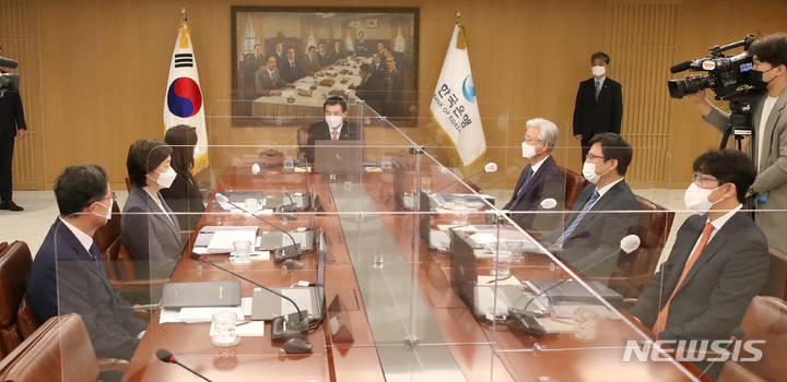 한은 금통위 6명중 5명 “추가 금리 인상해야”(종합) 한은 금통위 6명중 5명 “추가 금리 인상해야”(종합)