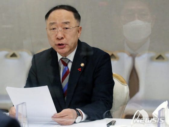 홍남기 “메타버스 크리에이터·콘텐츠가치평가사 등 신직업 국가자격 도입”