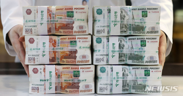 러 중앙은행의 갑작스러운 기준금리 인하…루블화 랠리