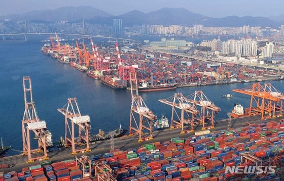 3월 경상수지 흑자 전환…상품수지는 6개월 연속 적자