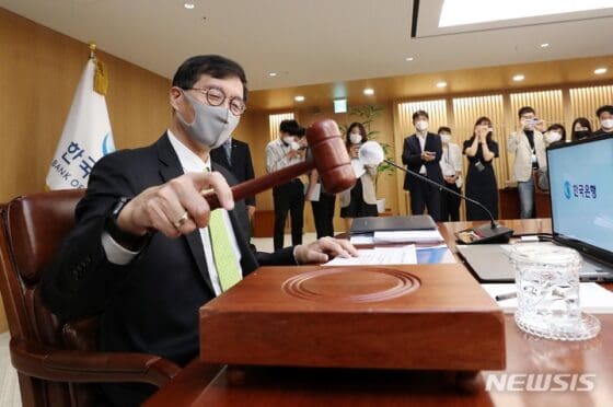 한은 25일 금통위, “0.25%포인트씩 인상 바람직” 말했지만…빅스텝 가능성은?