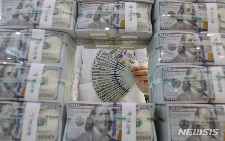 매일 치솟는 환율…1350원도 열어둬야