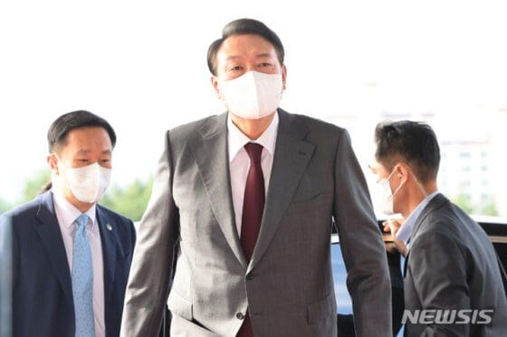 尹  “물가 잡는게 우선, 고정금리 전환·만기 연장 등 상환 부담 완화”