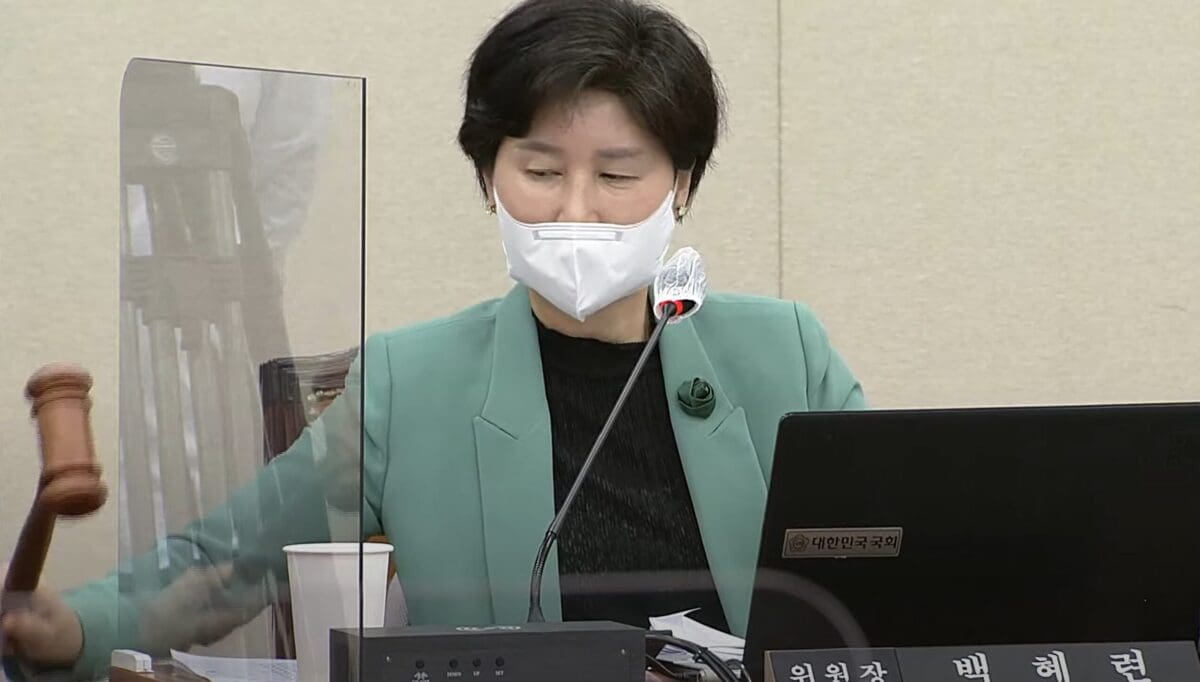 [국감 : 가상자산] 백혜련 위원장 “가상자산 관련 증인들, 국감 종료 전까지 출석하라” …동행명령장 발부