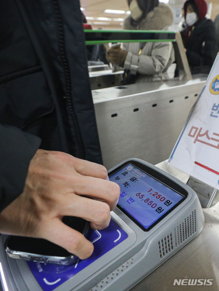 서울 지하철·버스 요금도 오른다…내년 4월 300원 인상 서울 지하철·버스 요금도 오른다…내년 4월 300원 인상