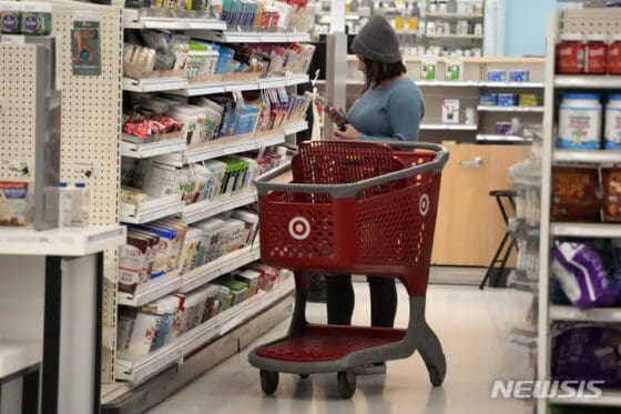 미국 7월 소비 지출 0.7% 증가, 예상치 상회 …  증가세 가속화