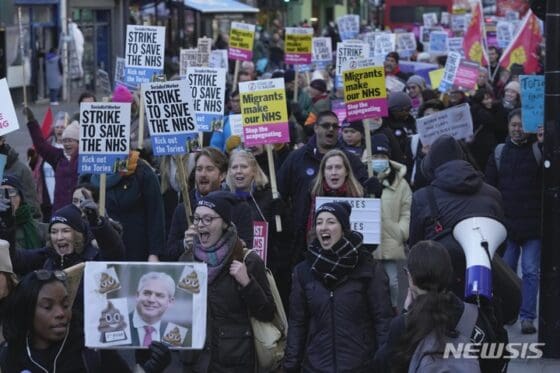2월 영국 서비스업 PMI 53.5로 4.8P↑…”8개월 만에 최고치”
