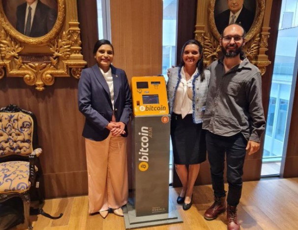 코스타리카 의회에 비트코인 ATM 설치–샘슨 모우, 정치인들과 비트코인 채택 전략 논의