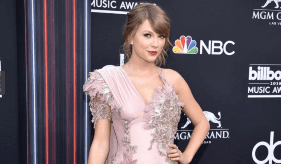 테일러 스위프트, FTX에 “미등록 증권 판매 여부” 물어본 덕분에 집단소송 피했다