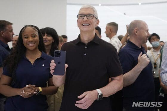 애플 팀 쿡 “인공지능 잠재력 있어…정리할 문제도 많아”