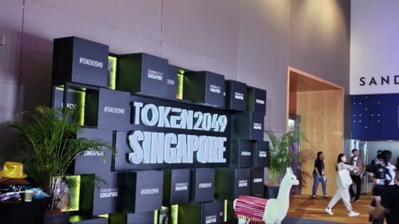 토큰2049, 美·英 제재 대상 A7A5 관련 자료 전면 삭제 — 로이터