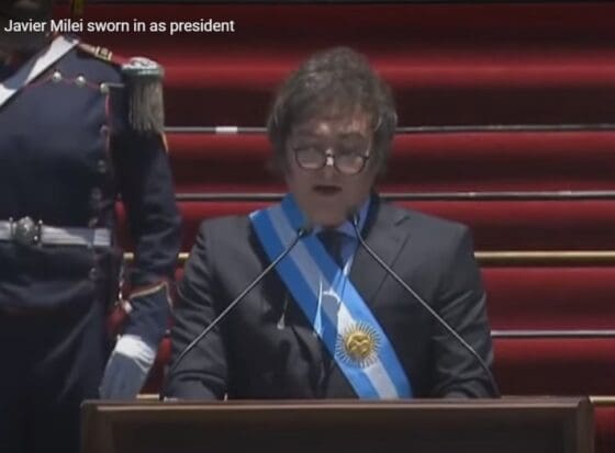 리브라 스캔들 후폭풍⋯ 밀레이 아르헨 대통령 지지율 ‘롤러코스터’