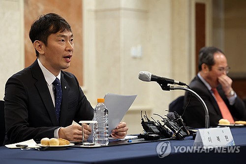 이복현, ‘밸류업’ 패널티 시사… “기준 미달시 거래소 퇴출”(종합)