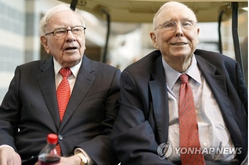 버핏 “멋진 기업을 괜찮은 가격에 사라”…’대부’ 가르침 소개(feat. 비트코인)