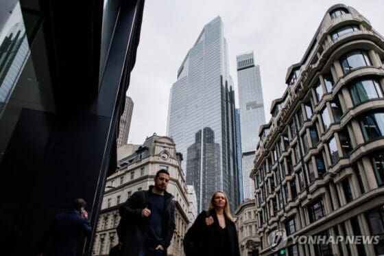 英 FTSE 100 지수, 이틀 연속 사상 최고치 경신