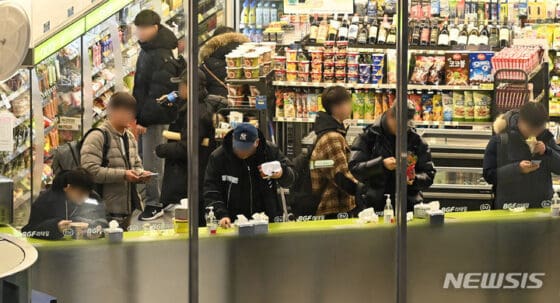 스마트폰 보면서 밥 먹는 당신…살 찌는 이유 있었네