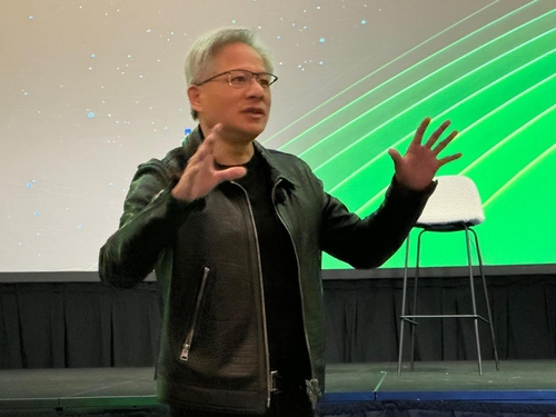 엔비디아 CEO “AI 산업혁명 시작됐다”…트럼프 관세가 미국 반도체 부흥 이끌어