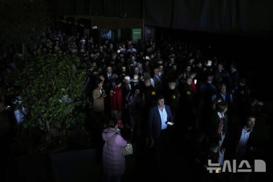 스페인·포르투갈서 대규모 정전 발생… 철도·항공 등 인프라 시설 마비 [뉴시스Pic]