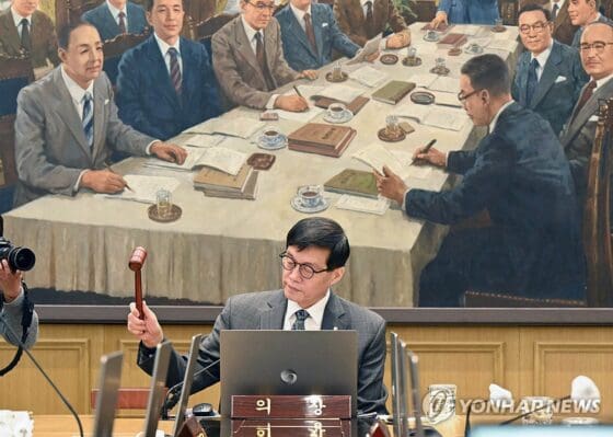 한은, 기준금리 5연속 2.50%…의결문서 ‘금리인하’ 삭제(종합)