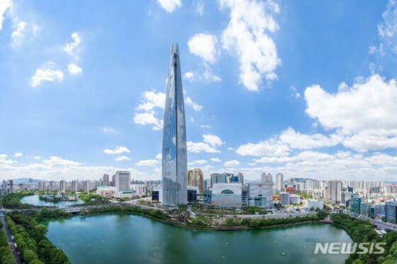 1년 만에 ‘5대 그룹’ 복귀한 신동빈의 롯데…자산 10% 늘며 ‘재계 빅5’로