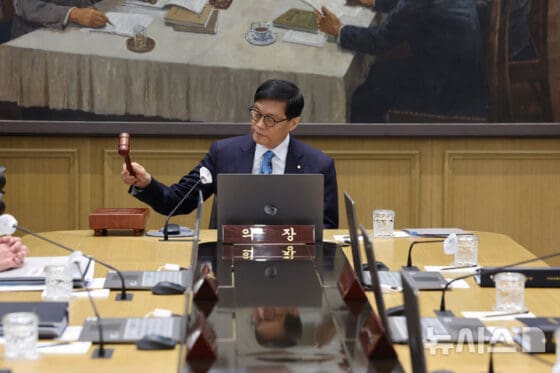 한은, 성장률 0.8% 제시하고 ‘금리 인하’ 전망[5월 금통위폴]