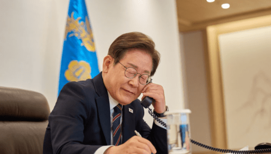 李대통령, 시진핑 中주석과 통화 “한중 서로 핵심이익 존중해야”