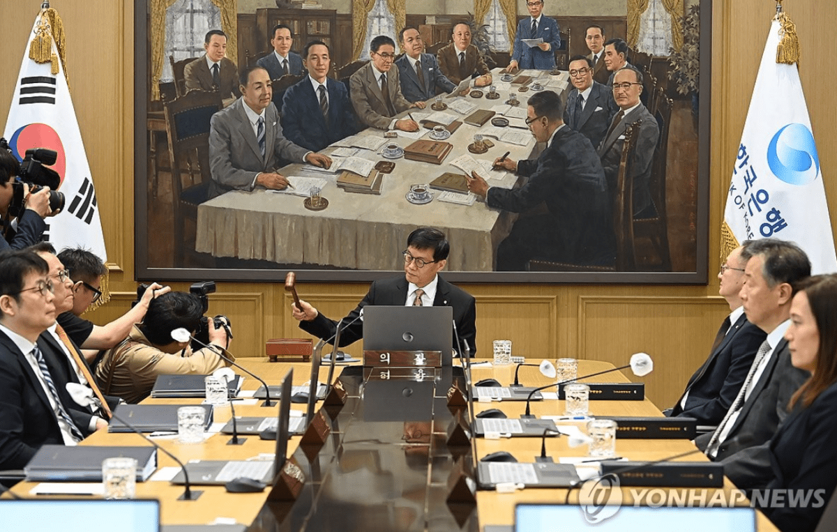 금통위원들 “경기충격 줄이려면 금리낮춰야…집값·대출엔 유의”