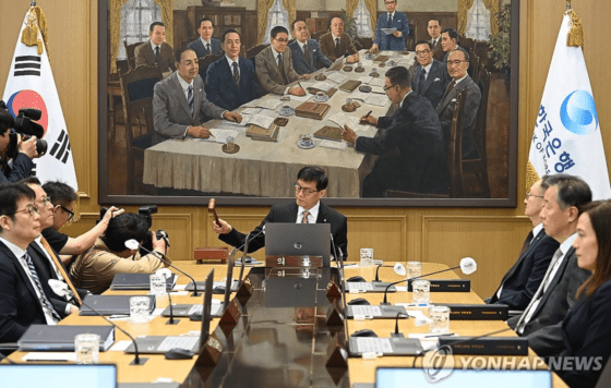 금통위원들 “경기충격 줄이려면 금리낮춰야…집값·대출엔 유의”