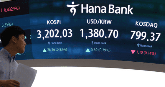 美 관세 압박에…환율 20여일만에 1380원대