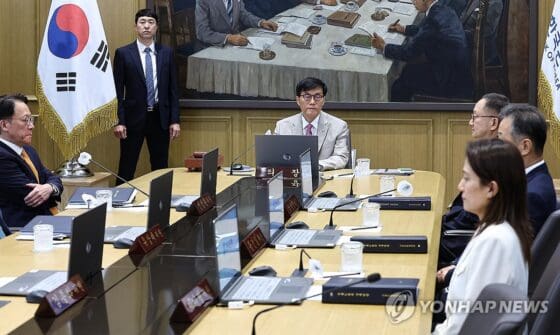 전문가 “기준금리 2연속 동결 유력…집값·대출 여전히 불안”