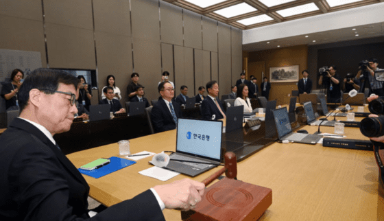 한은, 기준금리 2.50%로 동결… 부동산 시장 불안 등 작용(종합)