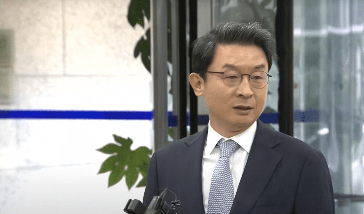 “코인은 무가치” 신중론 이억원…비트코인 기업 주식은 보유