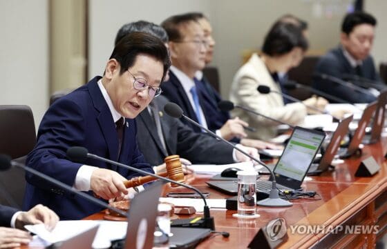 李대통령 “부동산 가격 과대평가…일본처럼 될 가능성 높다”