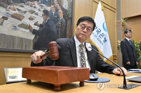 집값·환율에 ‘불 지피지 않겠다’…한은, 기준금리 2.5% 또 동결