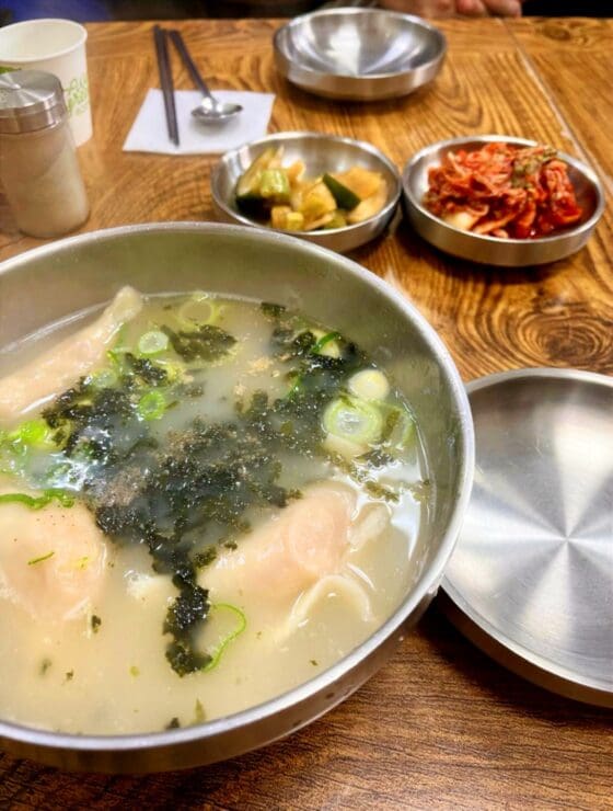 [뜨는 맛집] 만둣국, 추억으로 빛나다